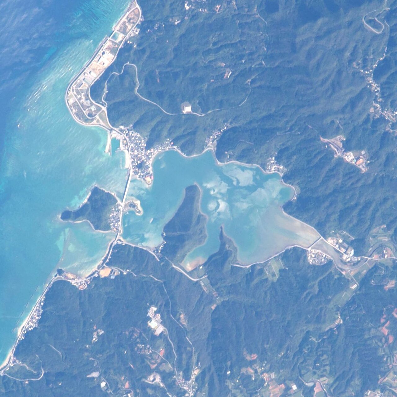 沖縄県大宜味村の塩屋湾を上空から見た写真