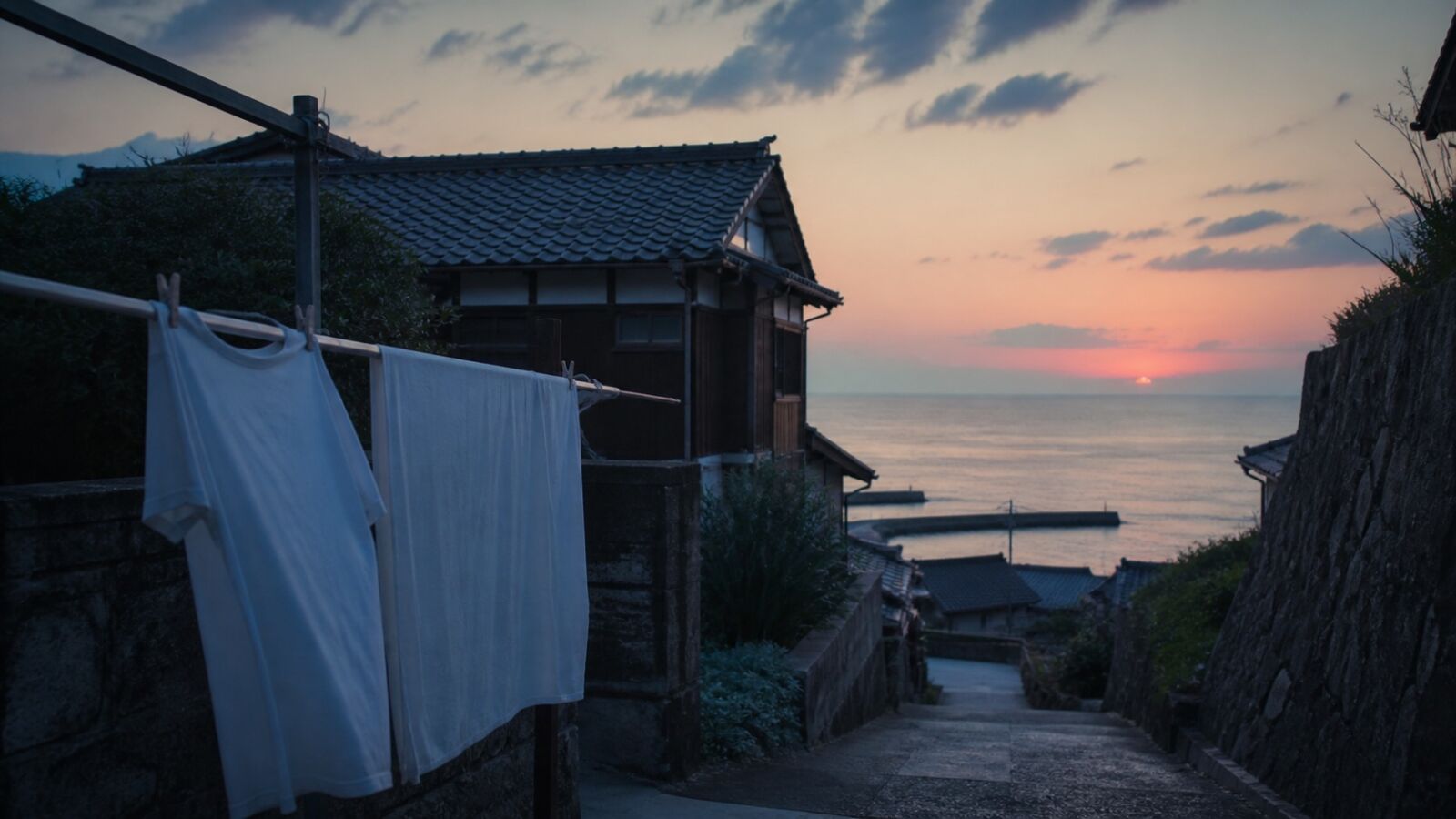 海辺の街と物干しのTシャツを表現したドラマのイメージ